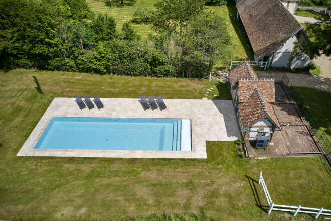 Couloir de nage avec escalier pleine largeur