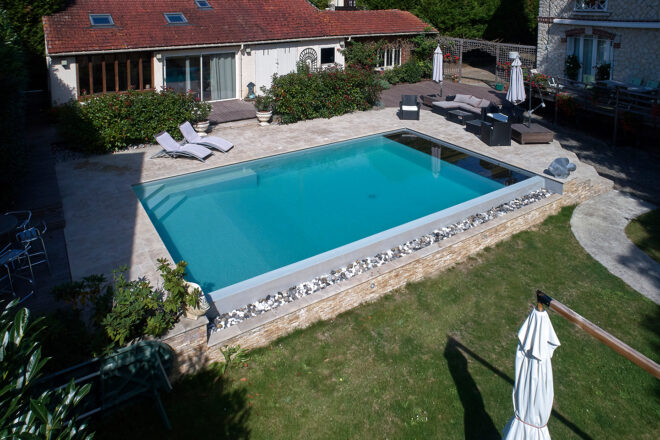 Piscine à débordement