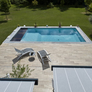 Piscine 8 x 4 avec liner gris clair et escaliers antidérapants.