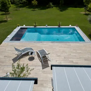 Piscine 8 x 4 avec liner gris clair et escaliers antidérapants.