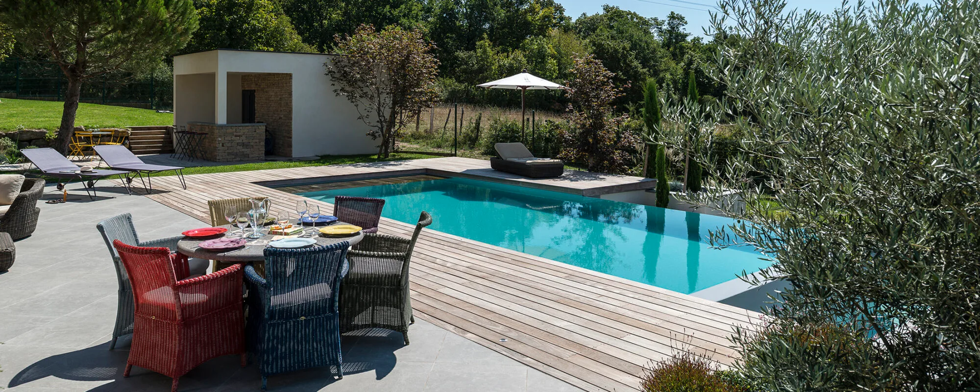 Piscine à débordement : technique et principe