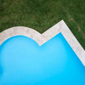 Piscine d'exception totalement maçonnée de 8 x 20 m en forme libre type roman.