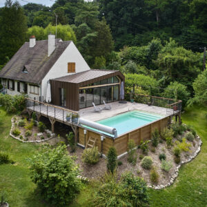 Piscine bois de 3,90 x 8,20 m suspendue dans le vide sur pilotis, terrasse en bois exotique.