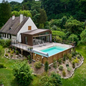 Piscine bois de 3,90 x 8,20 m suspendue dans le vide sur pilotis, terrasse en bois exotique.