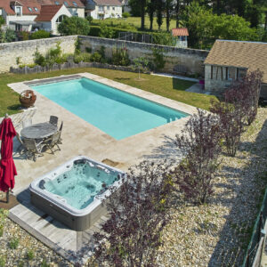 Piscine extérieure 13 x 5 m, douche solaire et spa semi-enterré 3 places.