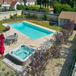 Piscine extérieure 13 x 5 m, douche solaire et spa semi-enterré 3 places.