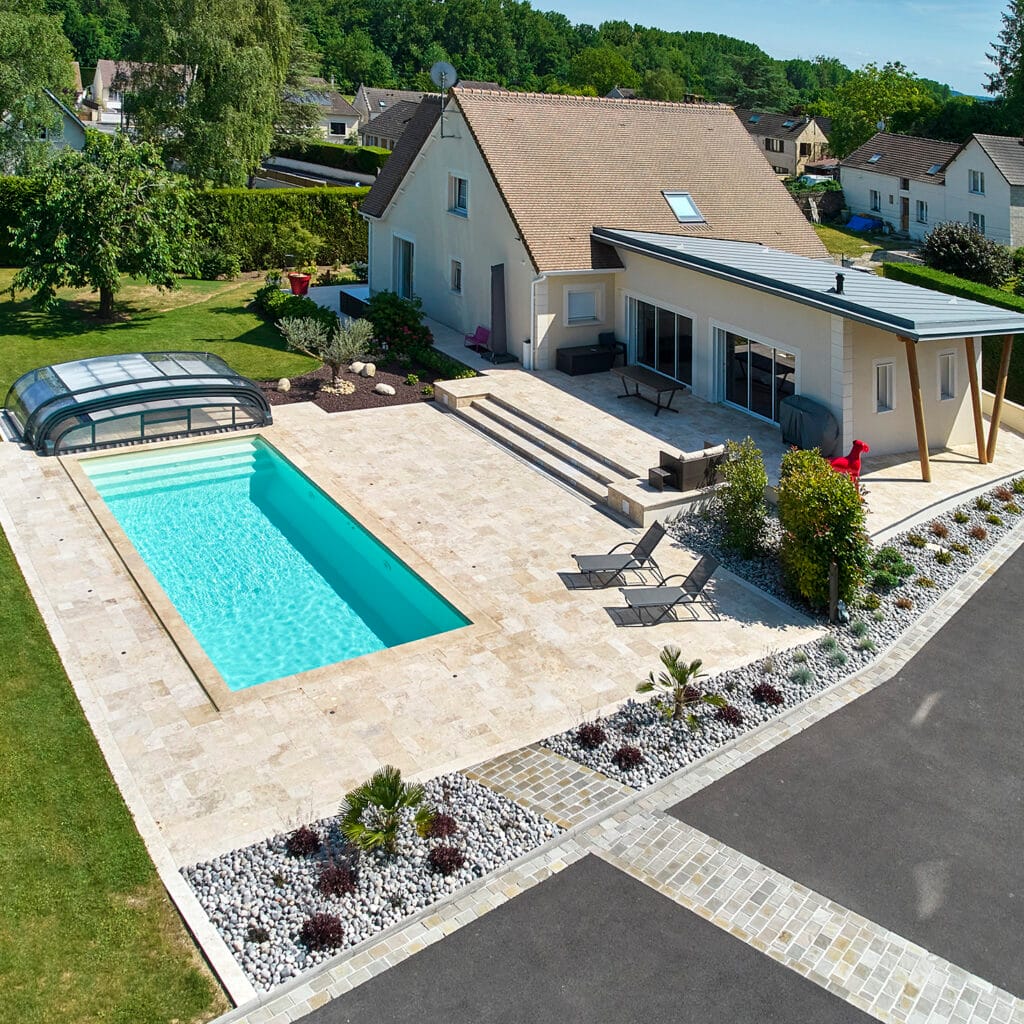 Piscine avec plage : une touche naturelle chez vous