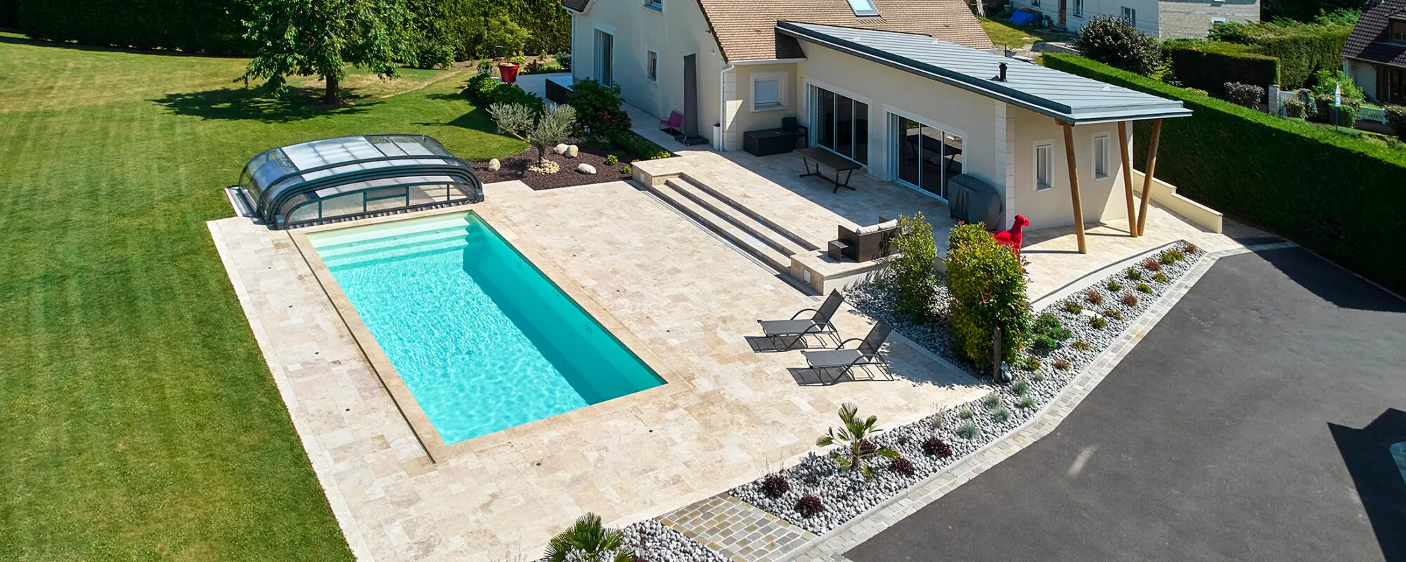 Piscines avec plage : l’art de vivre selon HÉNOCQUE PISCINES ET SPAS