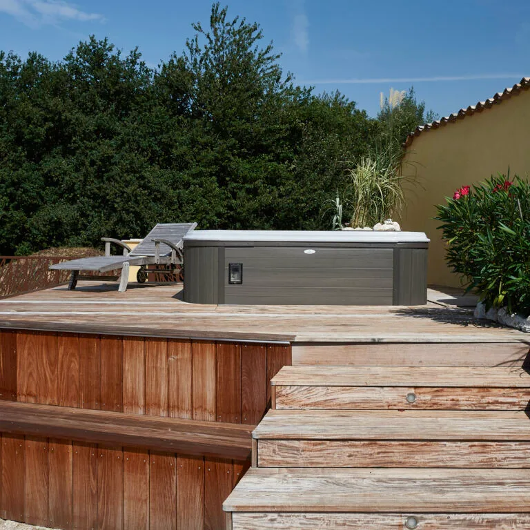Installer un spa semi-enterré