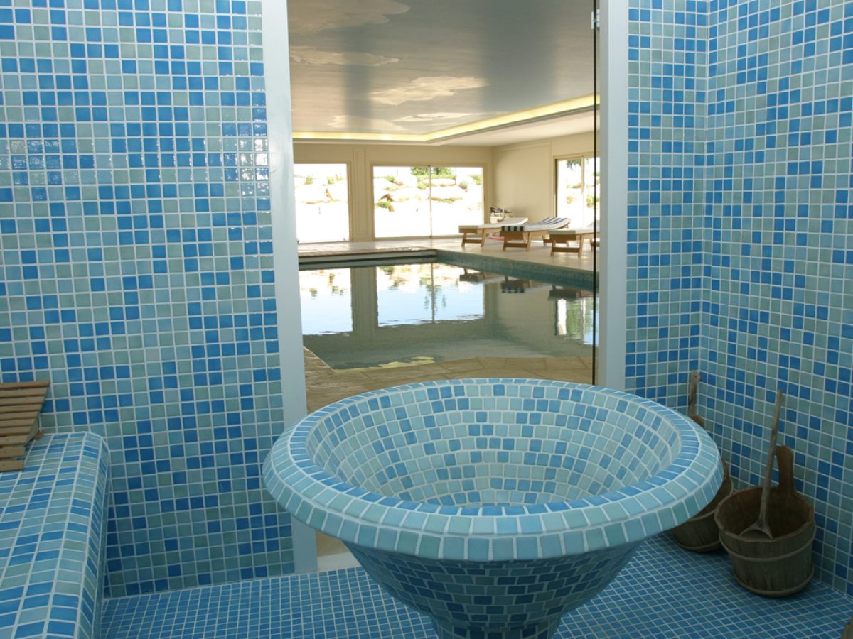 Confiez l'agencement de vos saunas et hammams à Hénocque Piscines et Spas