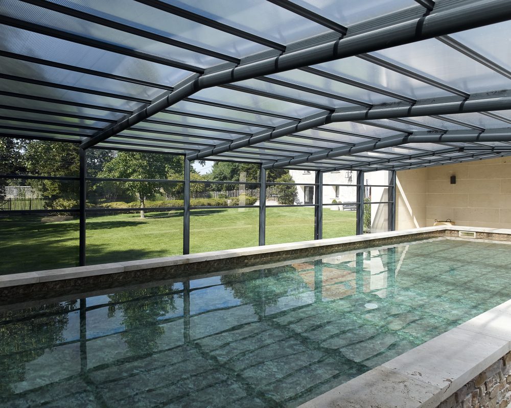 Abri haut coulissant sur mesure sur un couloir de nage 15x4 m