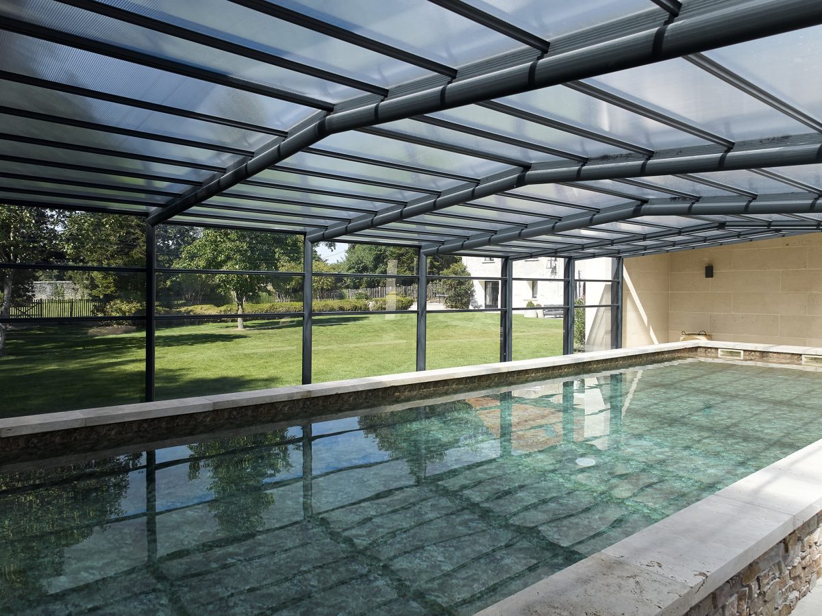 Abri haut coulissant sur mesure sur un couloir de nage 15x4 m