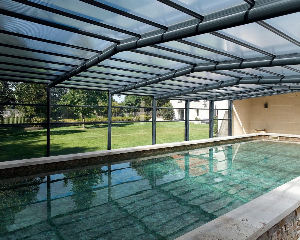 Abri haut coulissant sur mesure sur un couloir de nage 15x4 m