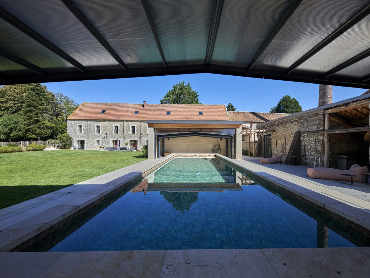 Abri haut coulissant sur mesure sur un couloir de nage 15x4 m