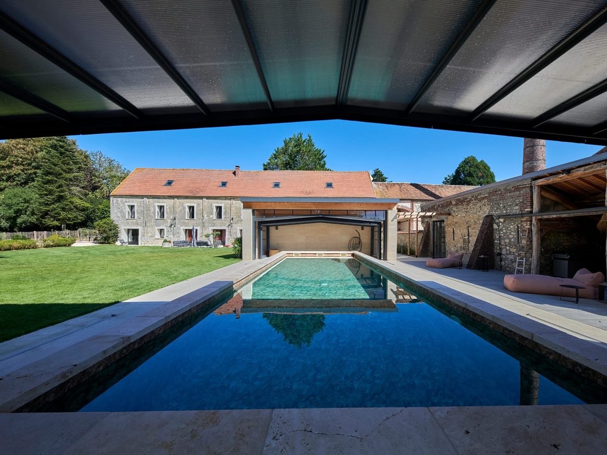 Abri haut coulissant sur mesure sur un couloir de nage 15x4 m