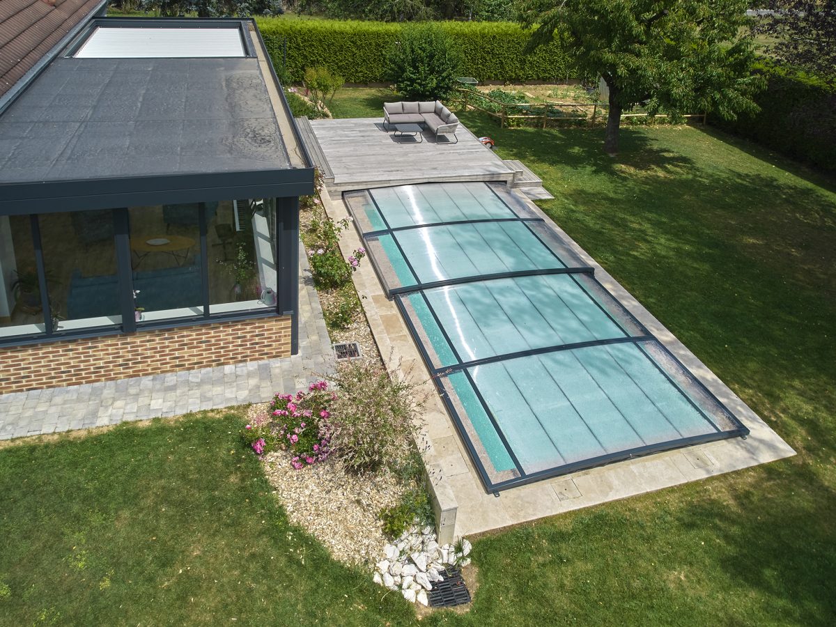 Abri plat d'une piscine de 8x3m avec une terrasse en bois exotique