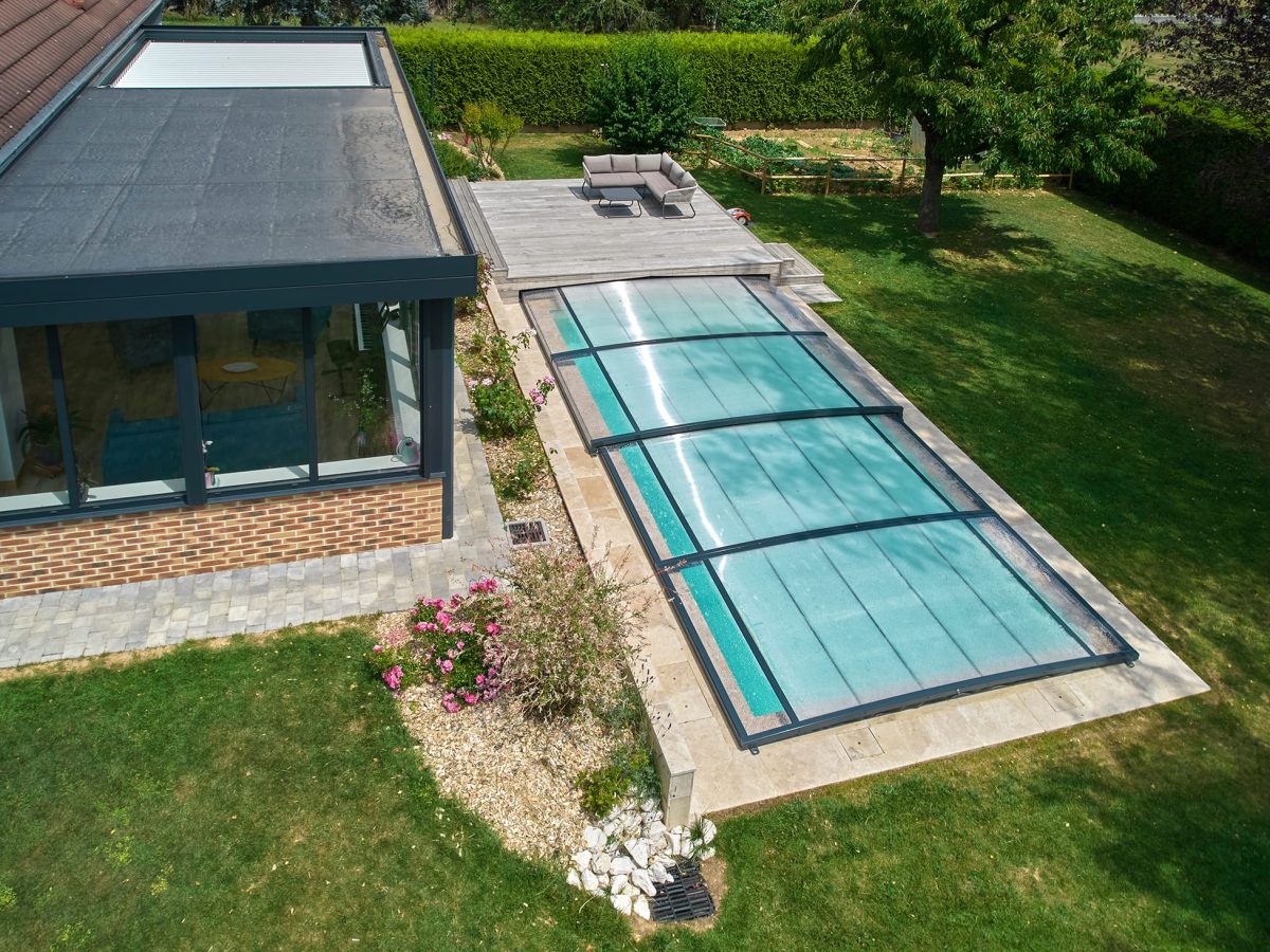 Abri plat d'une piscine de 8x3m avec une terrasse en bois exotique