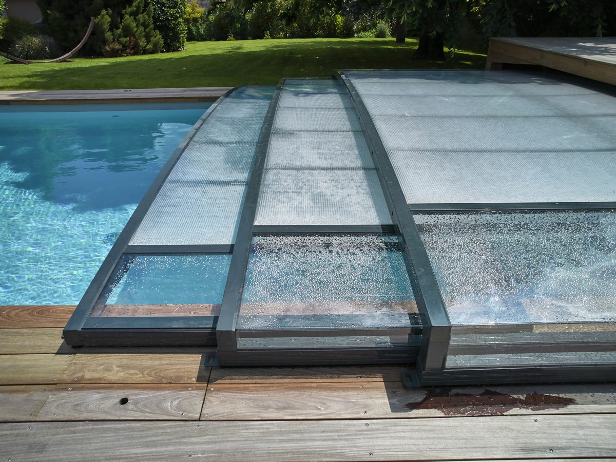 Abri plat concept outdoor de la gamme EAP sur une piscine rectangulaire extérieure