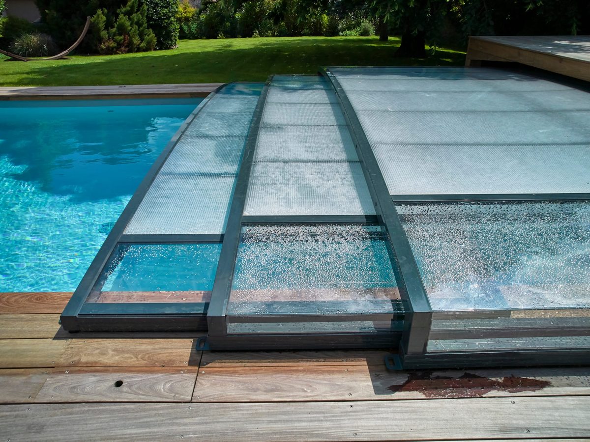Abri plat concept outdoor de la gamme EAP sur une piscine rectangulaire extérieure