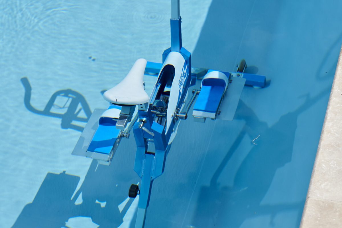 Aquabike dans une piscine familiale sportive