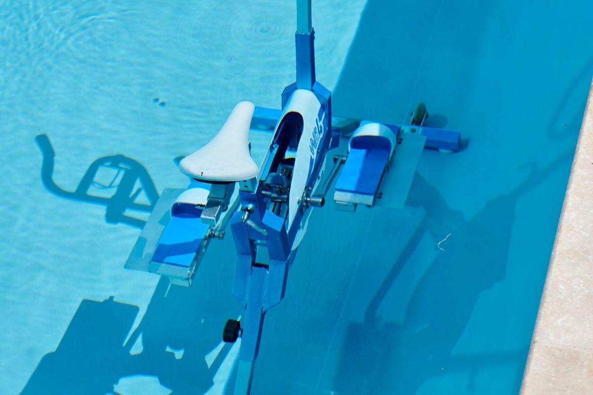 Aquabike dans une piscine familiale sportive