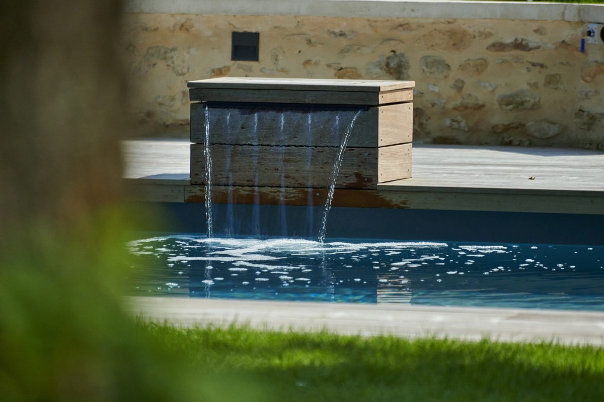 Cascade d'une piscine extérieure en bois
