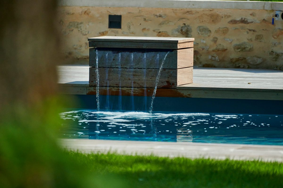 Cascade d'une piscine extérieure en bois