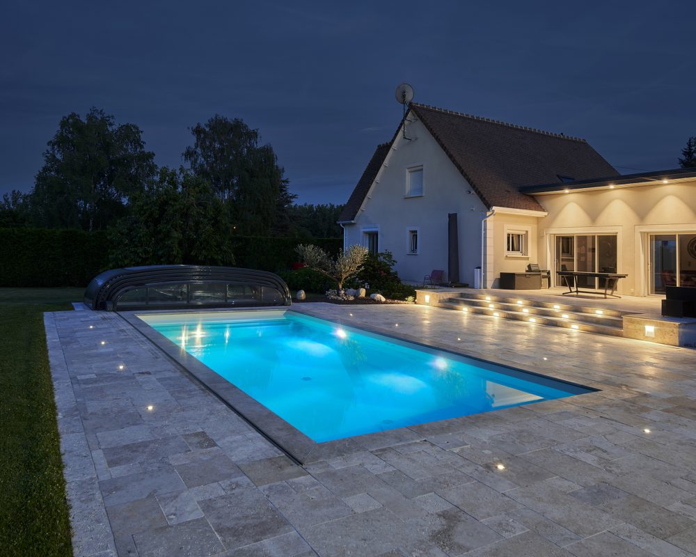 Piscine extérieure avec éclairage nocturne, spots et LED