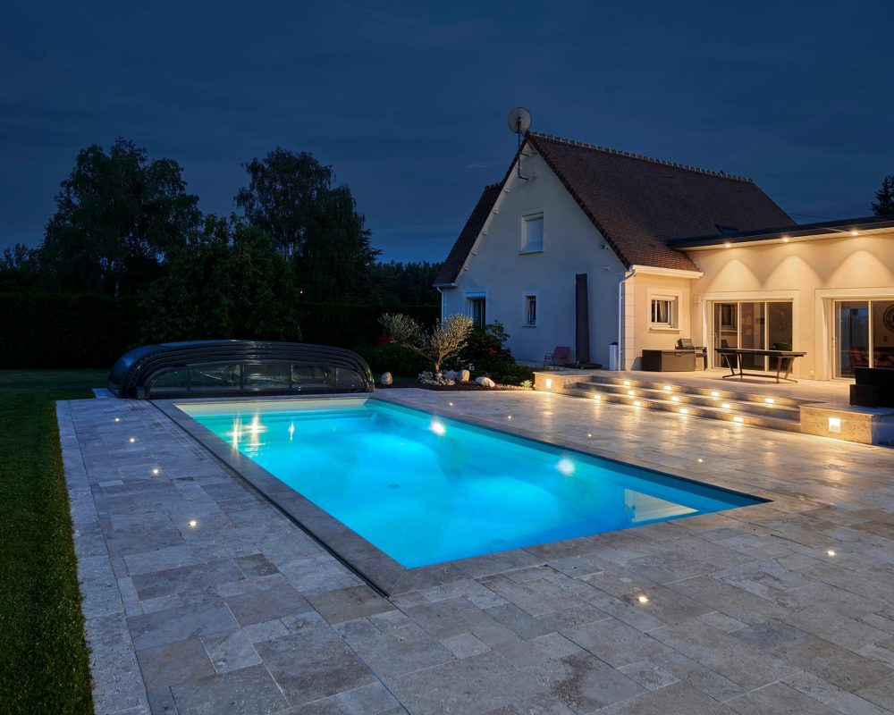 Piscine extérieure avec éclairage nocturne, spots et LED