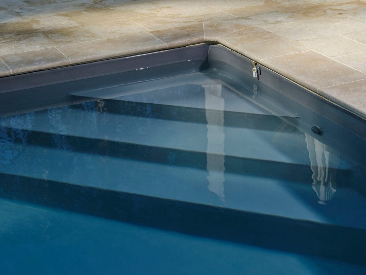 Escalier d'angle 3 marches pour piscine