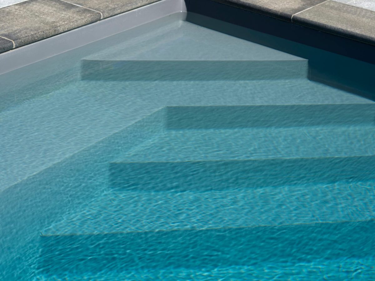 Escalier d'angle avec banquette et liner gris anthracite