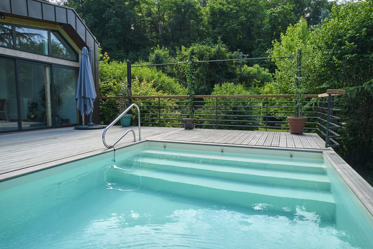 Escalier d'une piscine avec membrane antidérapante armée