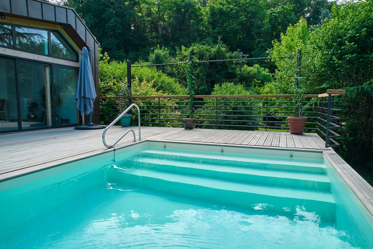 Escalier d'une piscine avec membrane antidérapante armée