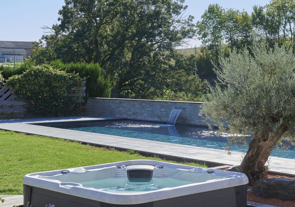 Spa semi-encastré dans un aménagement extérieur.