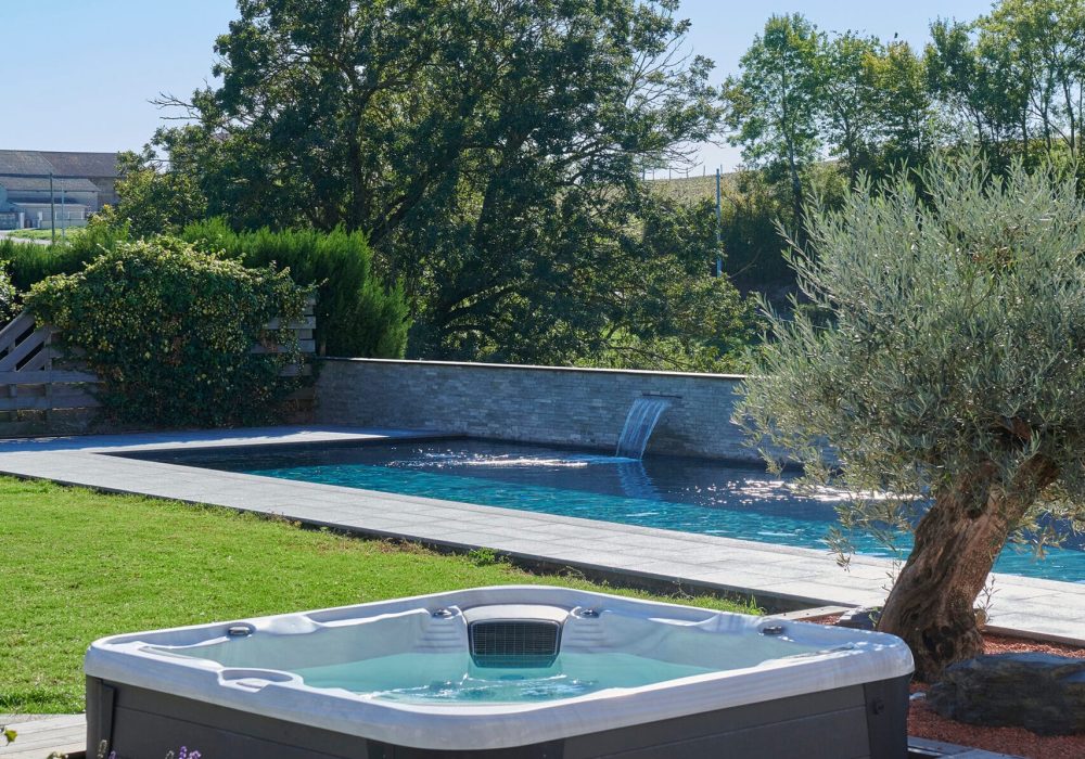 Spa semi-encastré dans un aménagement extérieur.