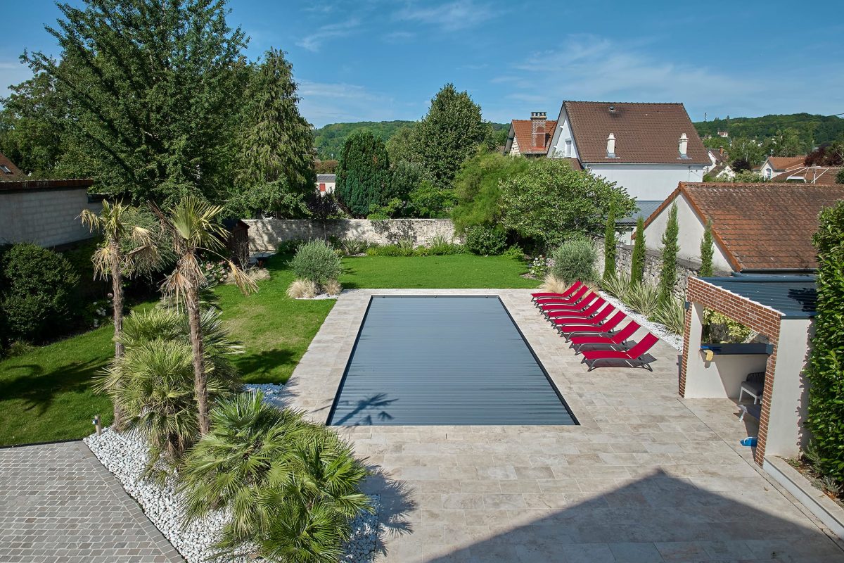 Grande piscine familiale de 12x5m avec un volet immergé IN'DECK en PVC