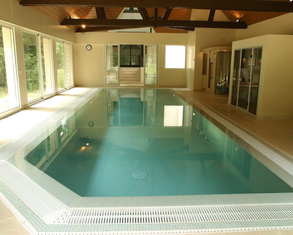 Piscine intérieure à débordement