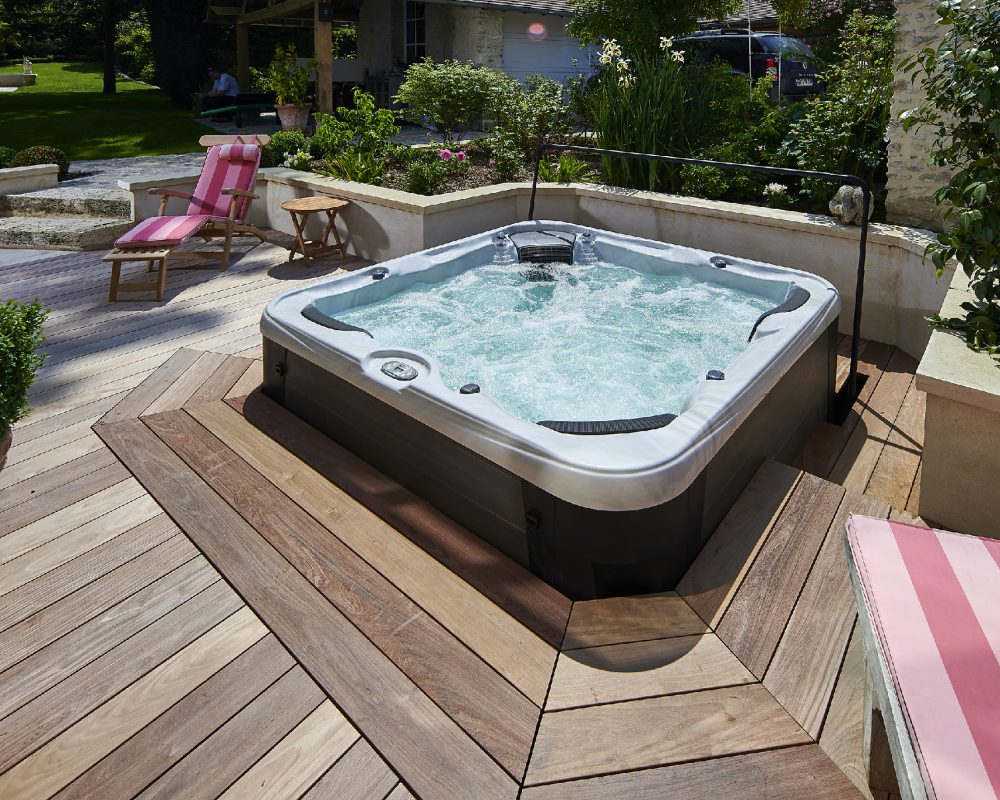 Jacuzzi 4 places semi encastré sur une terrasse en bois exotique