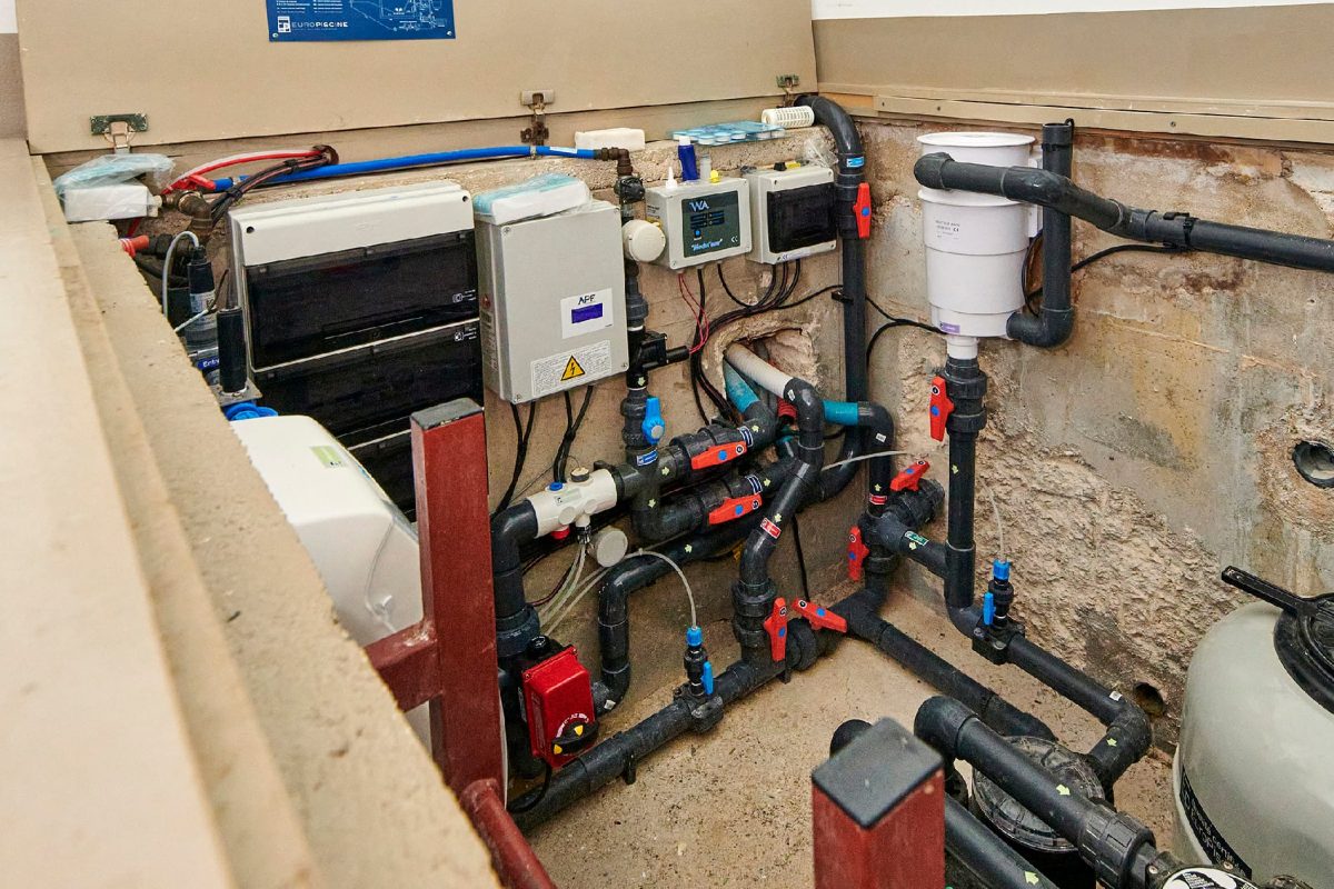 Local technique d'une mini piscine intérieure de 3x3m