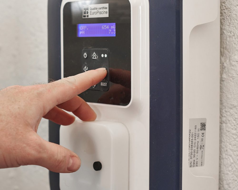 Local technique avec de la domotique pour la filtration et le traitement de l'eau