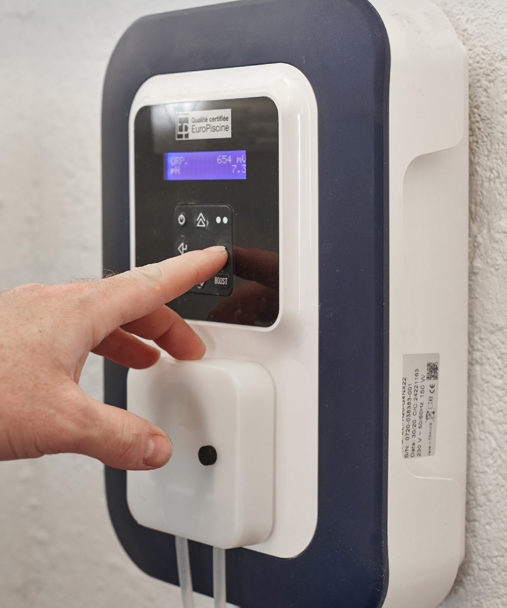 Local technique avec de la domotique pour la filtration et le traitement de l'eau