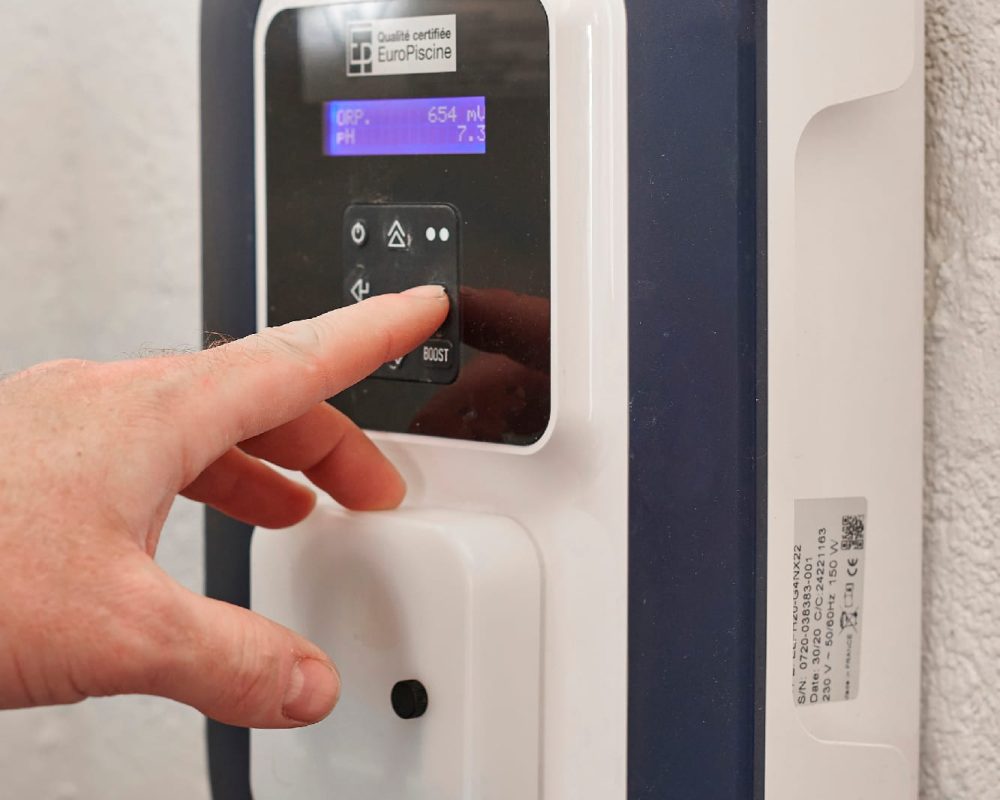 Local technique avec de la domotique pour la filtration et le traitement de l'eau