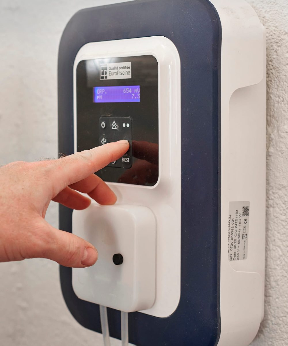 Local technique avec de la domotique pour la filtration et le traitement de l'eau