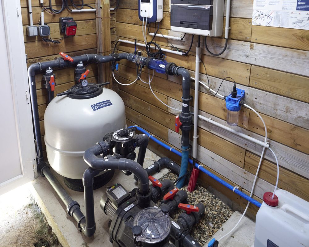 Local technique d'une mini-piscine 4x2 m