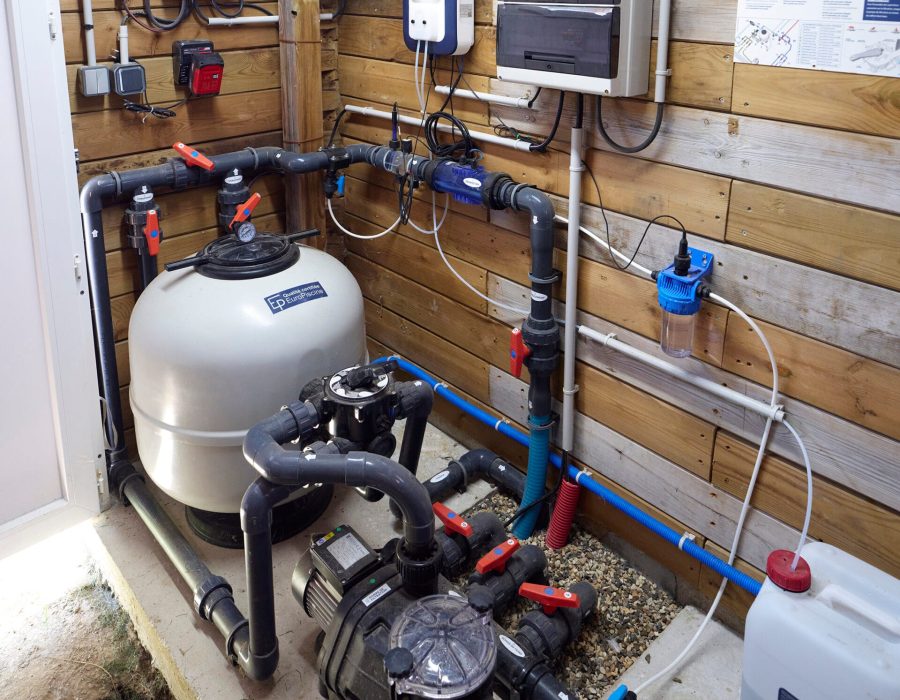 Local technique d'une mini-piscine 4x2 m