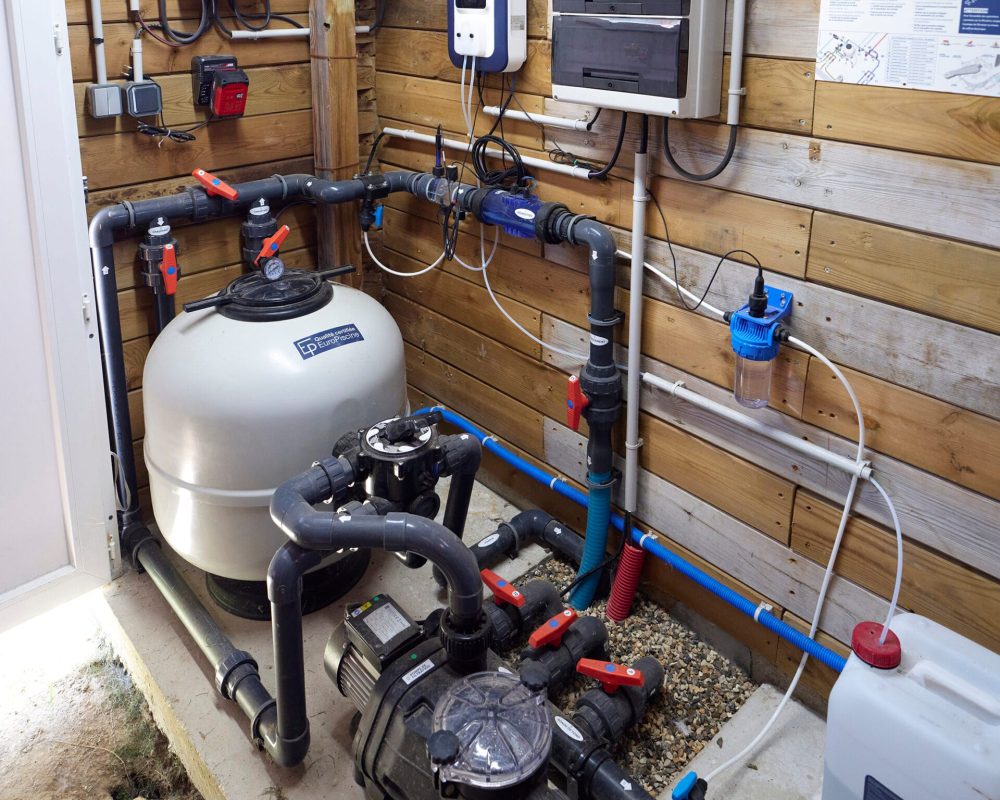 Local technique d'une mini-piscine 4x2 m