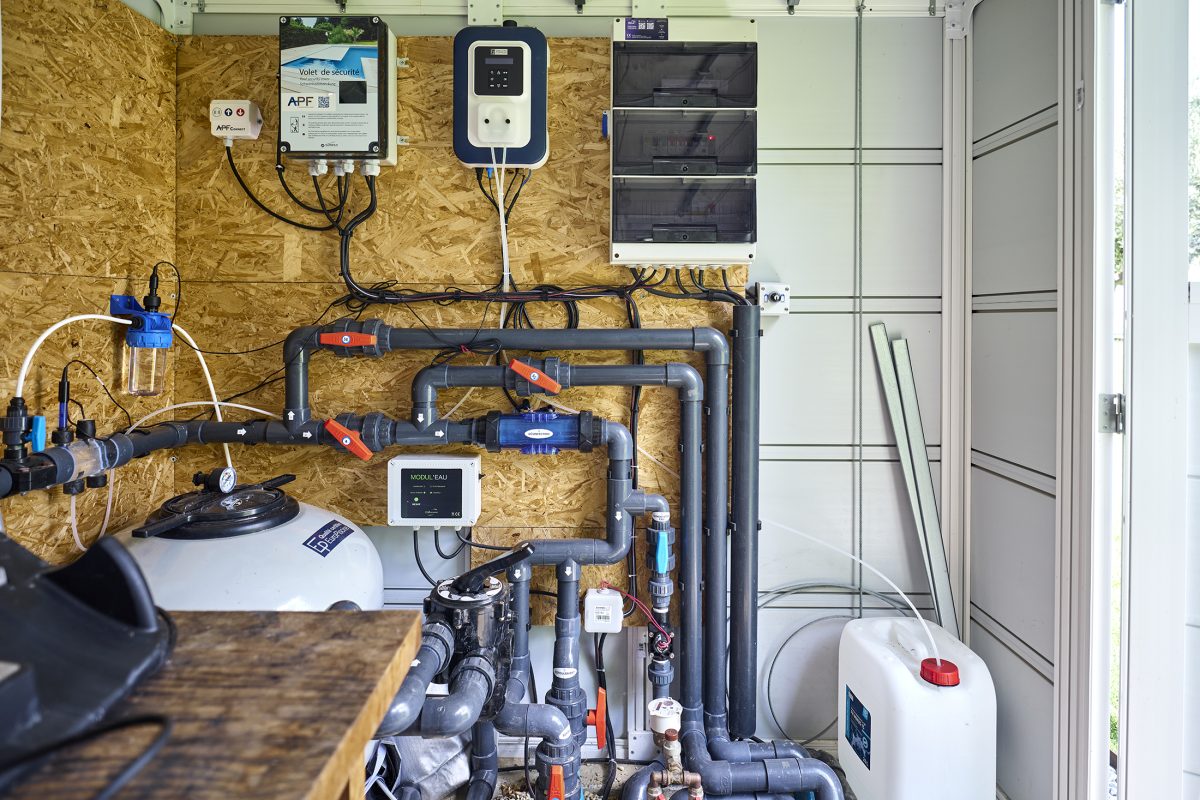 Local technique, traitement de l'eau par électrolyse de sel et régulateur pH