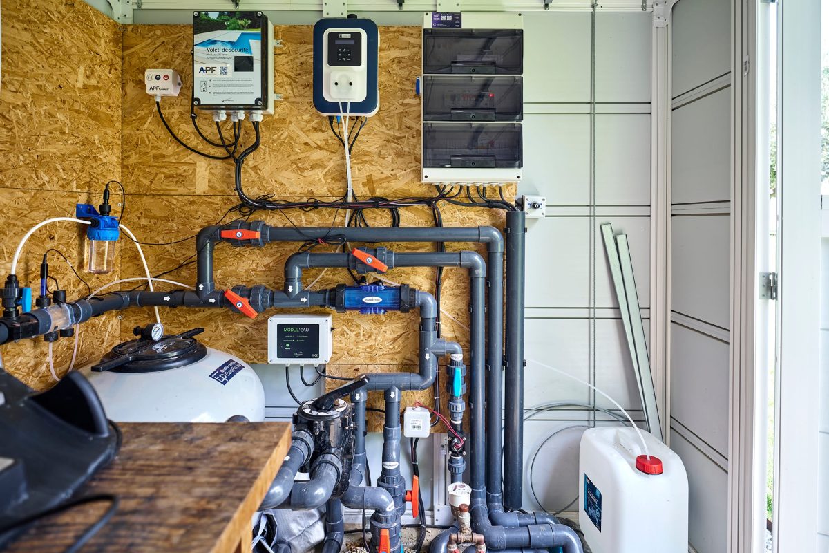 Local technique, traitement de l'eau par électrolyse de sel et régulateur pH