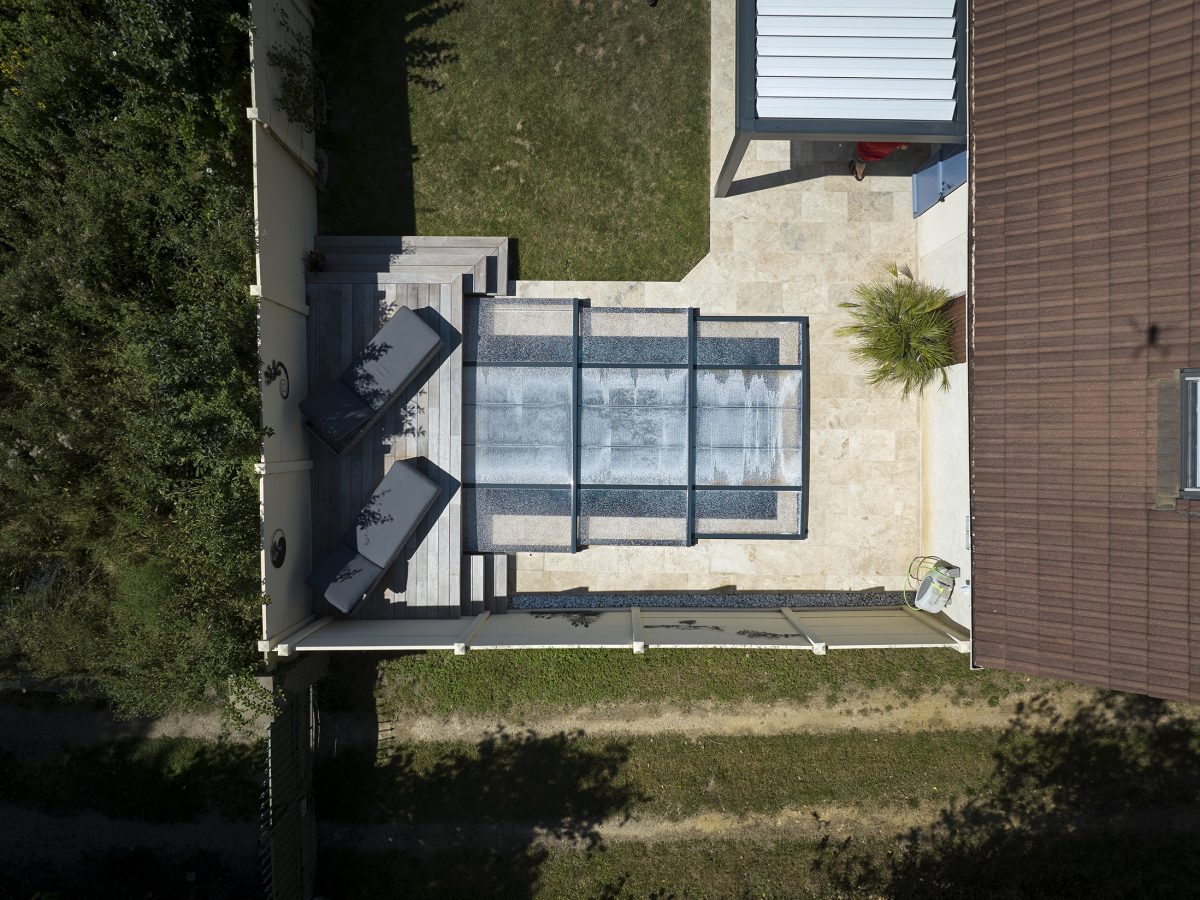 Abri Outdoor mini format fermé sur une petite piscine