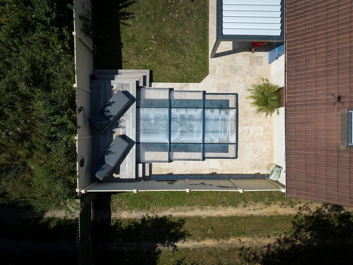 Abri Outdoor mini format fermé sur une petite piscine